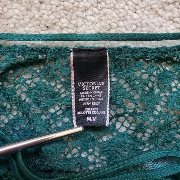 Victoria’s Secret Set (32 DD) (Medium) - Picture 4 of 5